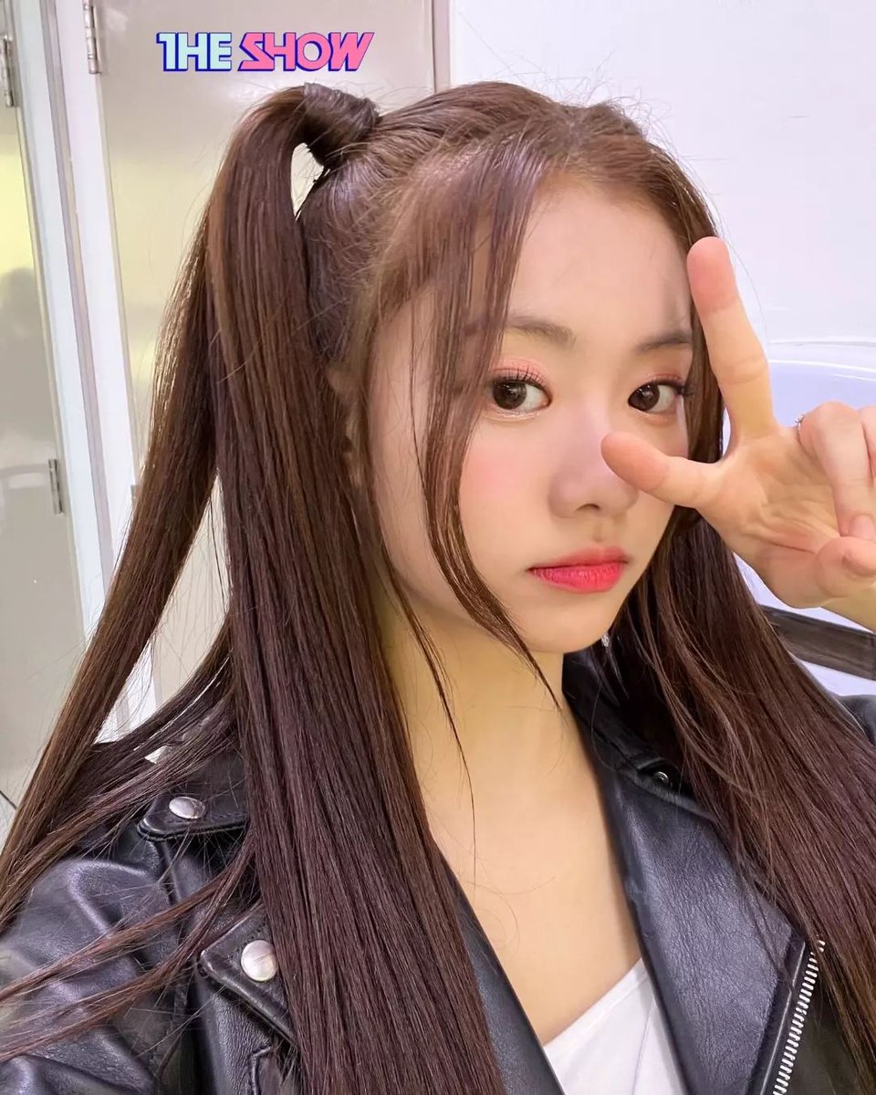 LeeChaengp's tweet photo. @bxgfess Merekaaz kira-kira apa? https://t.co/SGEkQnKBQ6