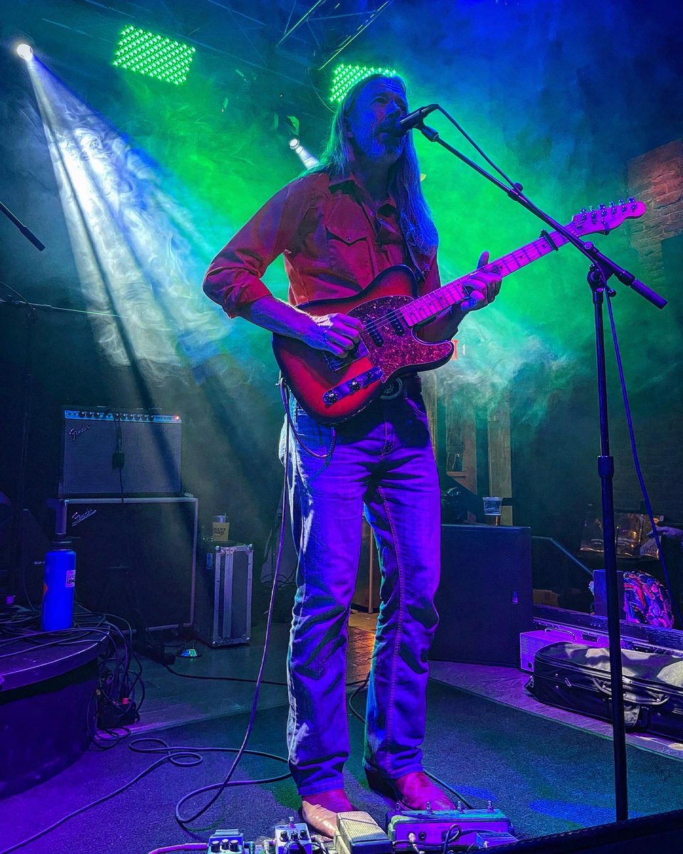 tylerguitar's tweet image. Smiles, hugs, handshakes, dancing, rock &amp;amp; roll. Sold-out Farmily reunion at The Lariat Buena Vista w the seldom-seen @GrantFarm.
Onward to Tico Time Bluegrass Fest on the river. Happy times.
📷 Rick Horn
#GrantFarm #LariatBV #CosmicAmericana #TicoTimeBluegrass #Farmily