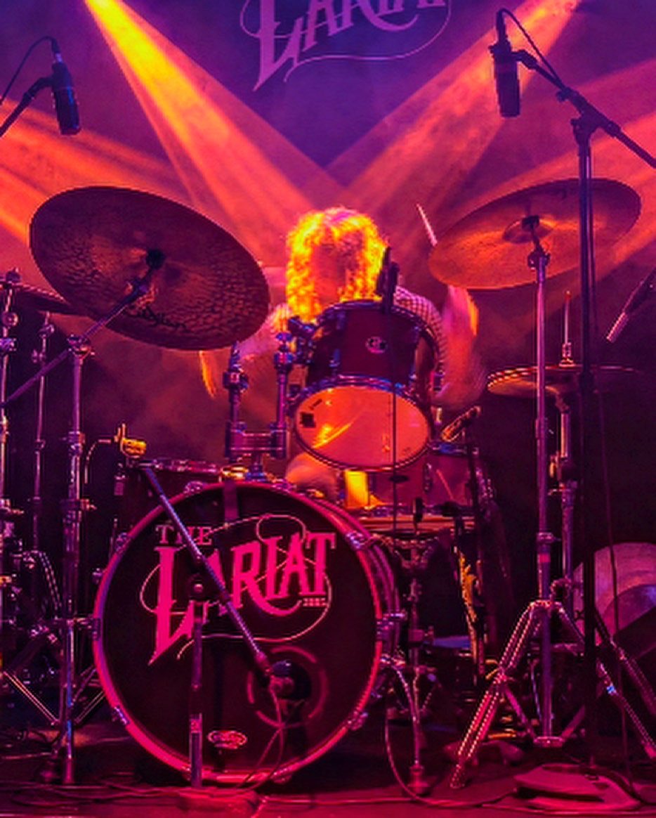 tylerguitar's tweet image. Smiles, hugs, handshakes, dancing, rock &amp;amp; roll. Sold-out Farmily reunion at The Lariat Buena Vista w the seldom-seen @GrantFarm.
Onward to Tico Time Bluegrass Fest on the river. Happy times.
📷 Rick Horn
#GrantFarm #LariatBV #CosmicAmericana #TicoTimeBluegrass #Farmily