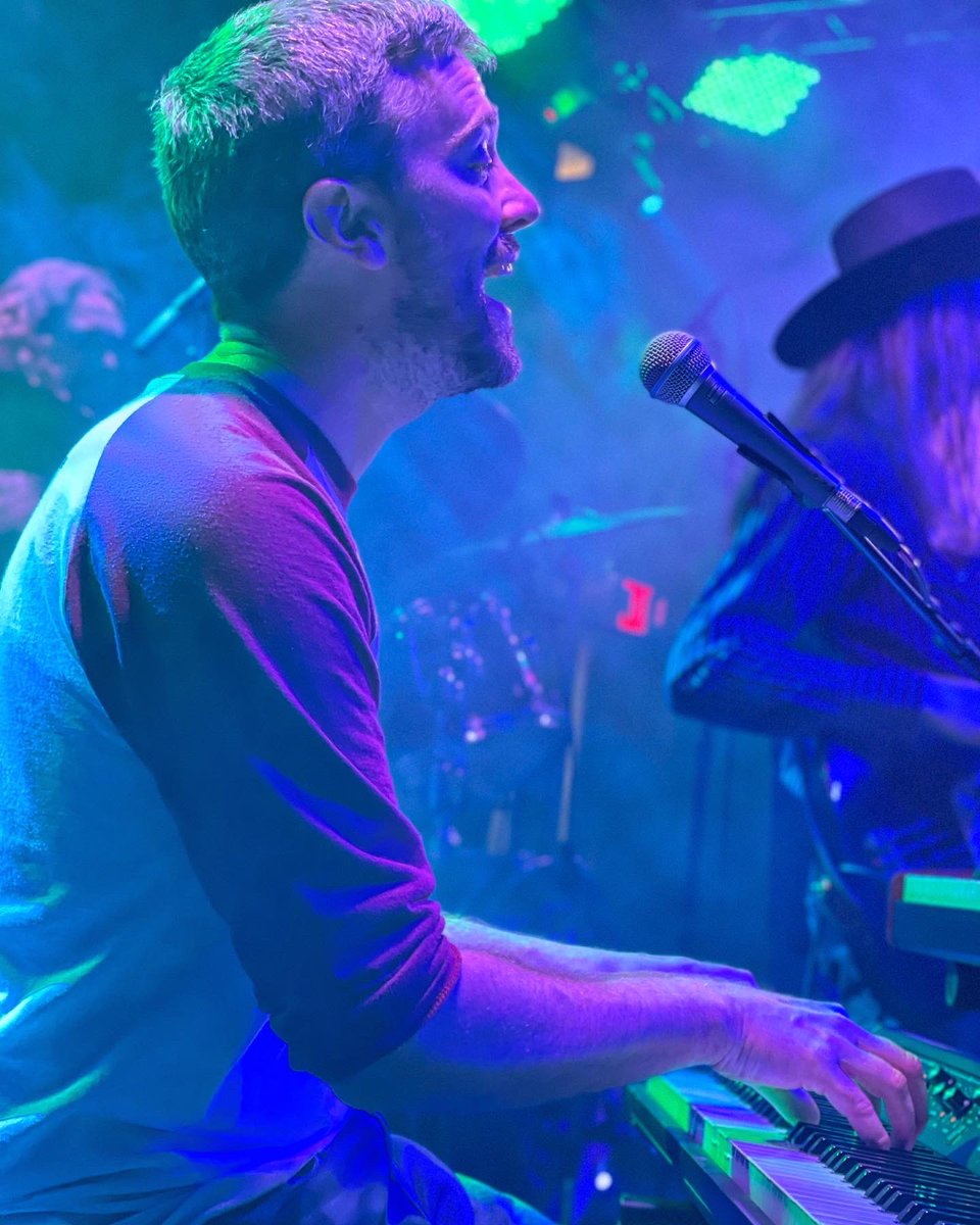 tylerguitar's tweet image. Smiles, hugs, handshakes, dancing, rock &amp;amp; roll. Sold-out Farmily reunion at The Lariat Buena Vista w the seldom-seen @GrantFarm.
Onward to Tico Time Bluegrass Fest on the river. Happy times.
📷 Rick Horn
#GrantFarm #LariatBV #CosmicAmericana #TicoTimeBluegrass #Farmily