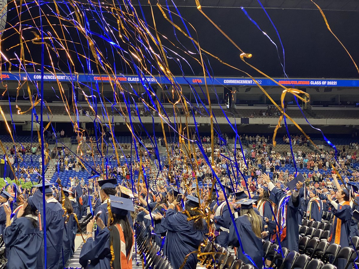 PresidentEighmy's tweet image. My favorite day of the year! #UTSAGrad22 Congrats to all our graduates!