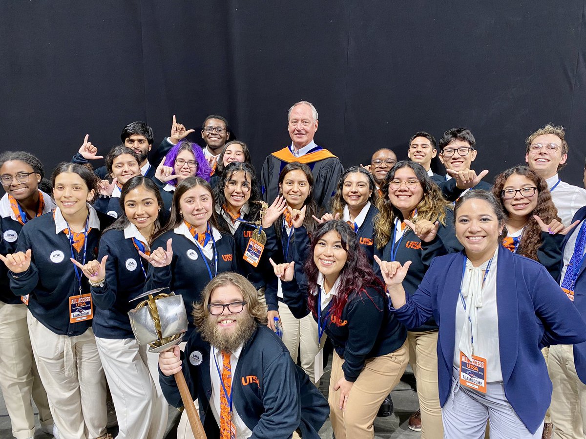 PresidentEighmy's tweet image. My favorite day of the year! #UTSAGrad22 Congrats to all our graduates!