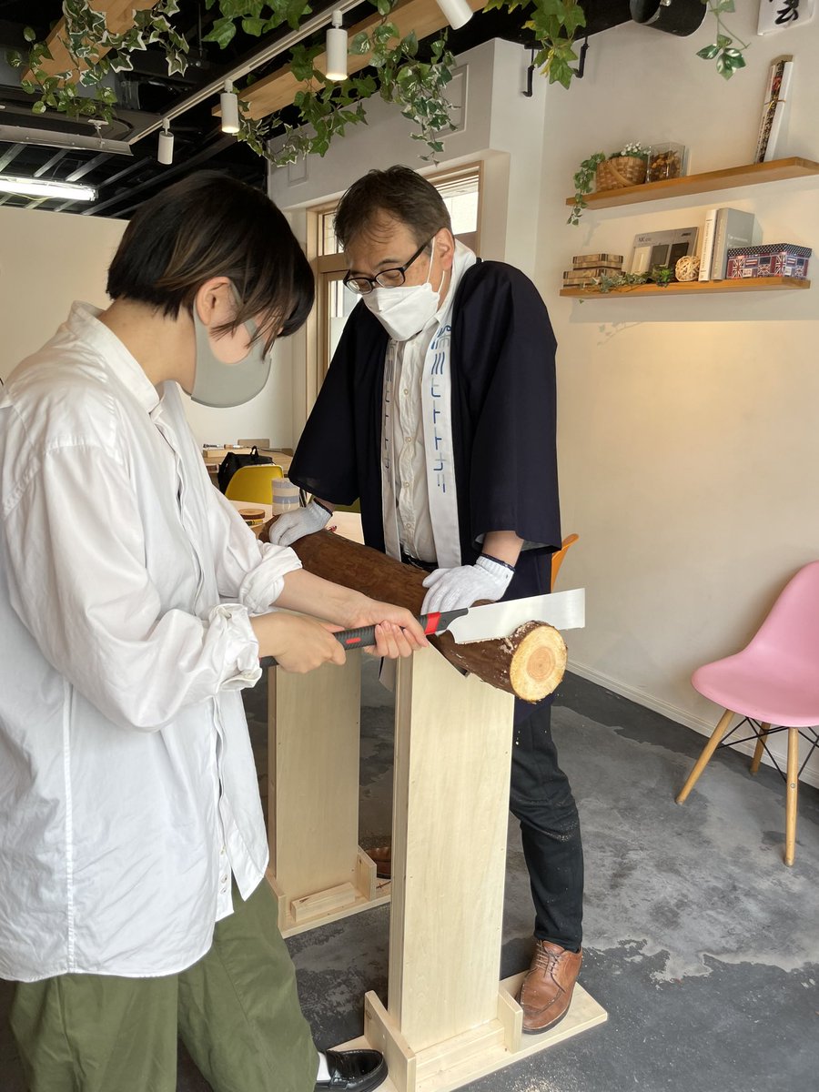 forestvoice2's tweet photo. 深川ヒトトナリ
本日が最終日。会場の一つリフォーム不動産では富士山ヒノキのコースターのワークショップ開催しています。
会場ではフォレストヴォイスの高知県四万十ヒノキの椅子もお試しいただけます。
#腰痛のための椅子 #深川ヒトトナリ https://t.co/qtrY5qv5Sd