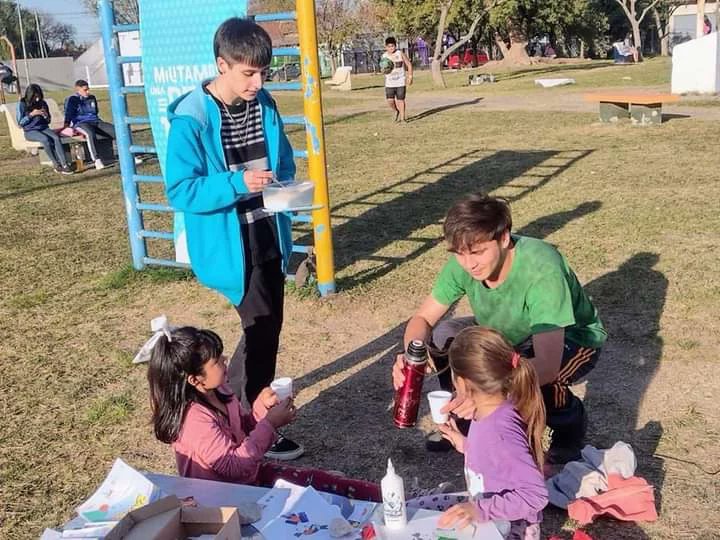 EncuentroMerlo's tweet photo. 💙 Merienda, juegos, deporte  y música para lxs niñxs de #AltosDeMerlo

➡️ Hoy junto a compañerxs, amigxs y familias, compartimos una tarde de merienda, fútbol y actividades recreativas en la plaza del barrio.

✌️ Seguimos construyendo más #NuevoEncuentro.
 
@juvenemerlo 💙 https://t.co/zTnmNtt5HB