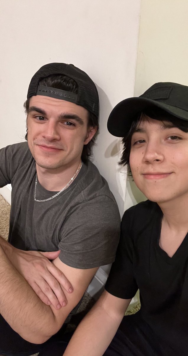 quackity4k's tweet photo. Here chilling with a cheater https://t.co/O1vJhFTGnZ