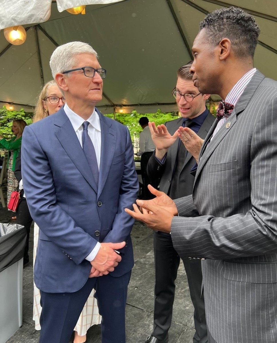 RicePolitics's tweet photo. .@RicePolitics A great day #GallaudetGrad talking w Tim Cook about the #IgnITeHub's Grand Opening. Thanks so much to @Apple for their support of the entire Montgomery Can Code program! Time for us to take this worldwide! #Galludet22 #BisonGrads
#GallaudetGrad #montgomerycancode https://t.co/TPDjwwzM1M