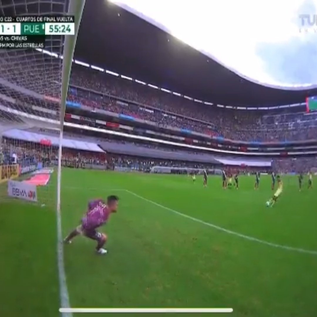 Ernaldo58's tweet photo. Cómo explicar que la imagen de la izquierda no la revisó el VAR para expulsar a Zendejas del América, y que en la de la derecha decretaron que se debía repetir el penal porque "se adelantó Silva".

Le metieron la mano a la bolsa al Puebla. Se pierden las ganas de ver futbol así. https://t.co/ZC4OMRHrO4