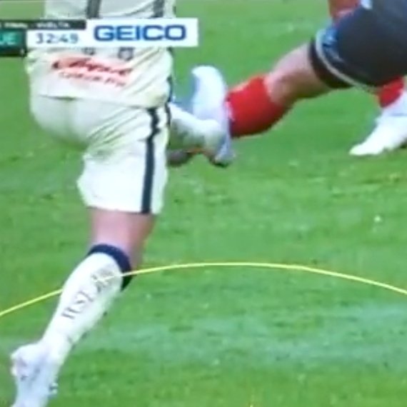 Ernaldo58's tweet photo. Cómo explicar que la imagen de la izquierda no la revisó el VAR para expulsar a Zendejas del América, y que en la de la derecha decretaron que se debía repetir el penal porque "se adelantó Silva".

Le metieron la mano a la bolsa al Puebla. Se pierden las ganas de ver futbol así. https://t.co/ZC4OMRHrO4