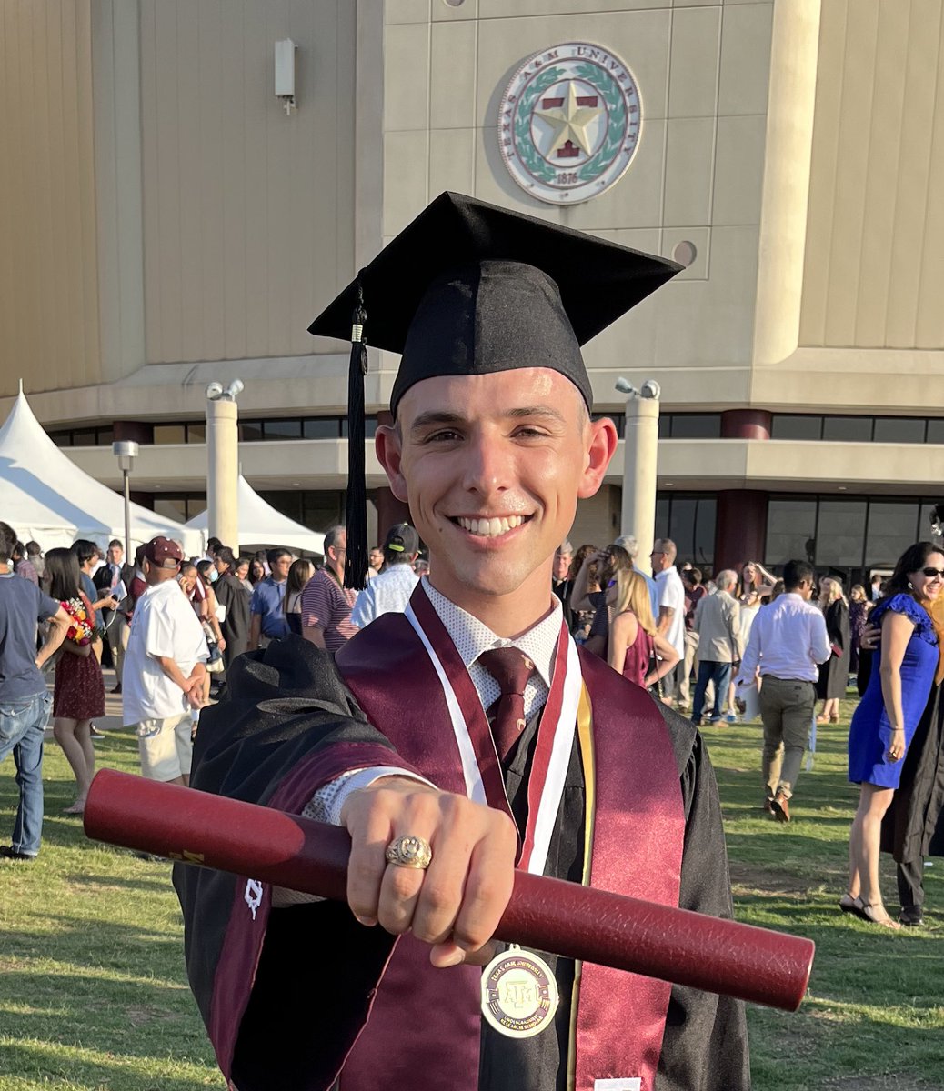 Charles_Lee22's tweet photo. Boom. Graduated.

#FormerStudent #TAMU22 https://t.co/PytwdUcmgI