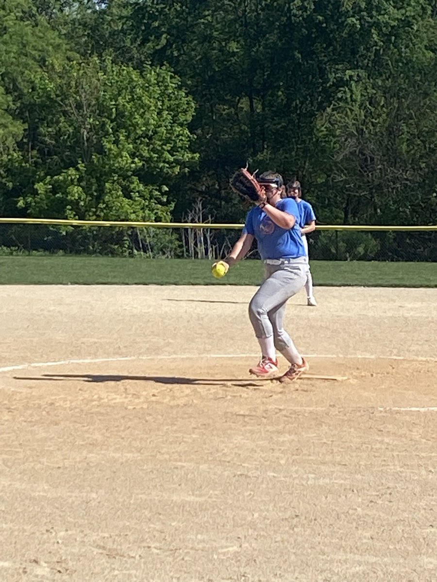 dawnlkr's tweet photo. Brynnie with the circle in pool game 3 for the W @HawaiianHitfest #HawaiianHitfestFP22 #VelocityAcademyPG14C https://t.co/91mHYd7of1