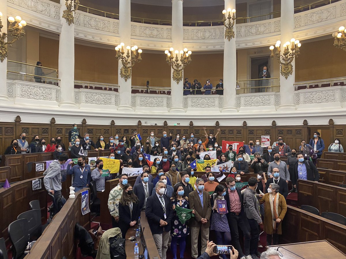 convencioncl's tweet photo. ¡Un día histórico! 🥹

Hoy terminó el debate constitucional y podemos decir que oficialmente tenemos  el borrador de la #NuevaConstitución 📃

Seguimos avanzando en una Constitución #JustaParaChile 💜 https://t.co/BxydDOxjcl