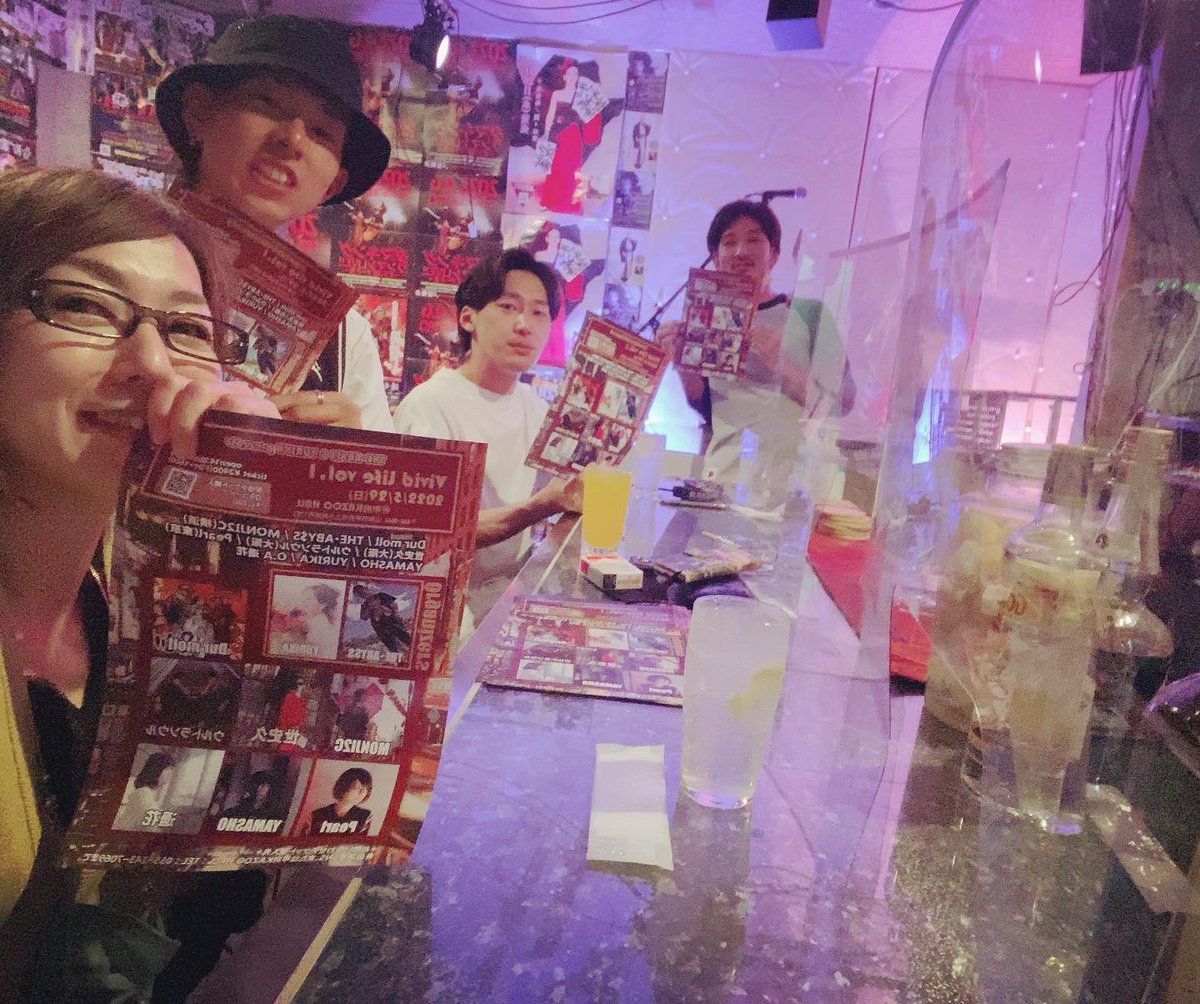 yurika419's tweet photo. 5/29出演メンバーでフライヤー配り

置かせていただいた
・いざかや鶏吟様
・ELAL様
・Bar Fuzz dog様
ありがとうございました！！

他にも置かせていただけるお店ありましたら伺いますのでご連絡ください

#いざかや鶏吟
#ELAL
#Barfuzzdog https://t.co/ScO8PsLFpi