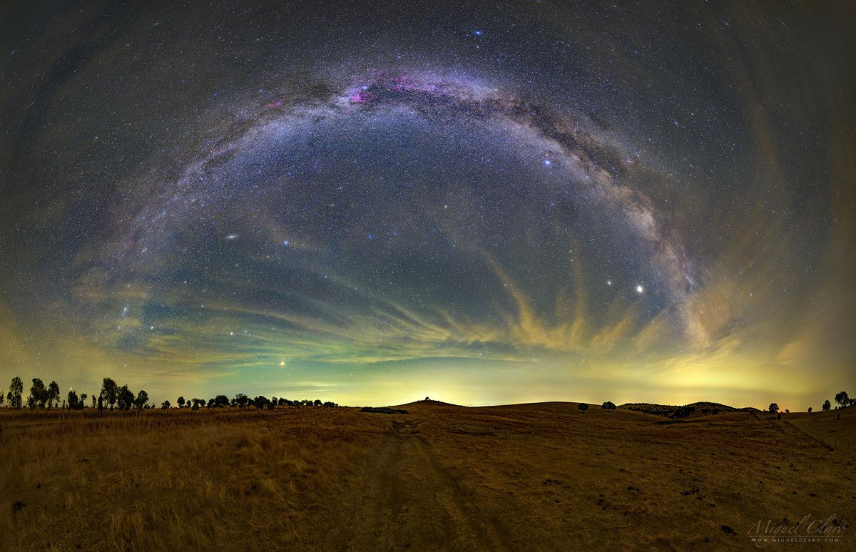 redditSpaceView's tweet photo. The mission was to document night-flying birds -- but it ended up also documenting a beautiful sky. The featured wide-angle mosaic was taken over the steppe golden fields in Mértola, Portugal in 2020.  https://t.co/9uCkar7jed https://t.co/t4PZyro3vS