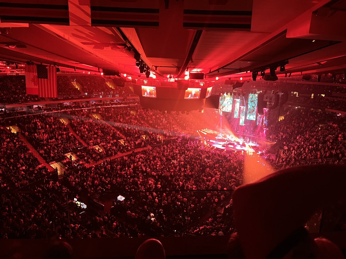DebbieTjong's tweet image. Billy Joel at MSG! If I ever get to play MSG I’ll die happy.