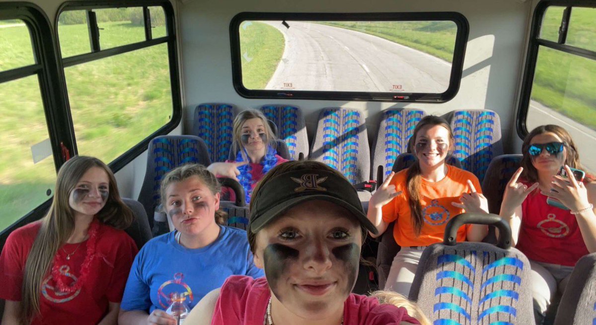 dawnlkr's tweet photo. Post game celebration after a hot one @HawaiianHitfest #HawaiianHitfestFP22 #VelocityAcademyPG14C https://t.co/qz4zJX4loB