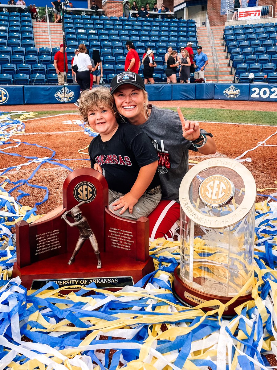 SidesKendall's tweet photo. SEC TOURNAMENT CHAMPS!!! OUR GOOD LUCK CHARM WILLIAM 💙💛❤️🏆 https://t.co/UODN5dBJmk
