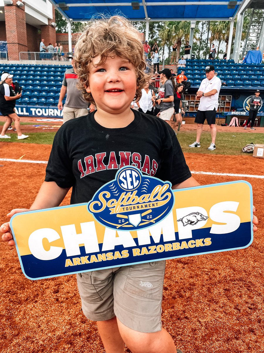 SidesKendall's tweet photo. SEC TOURNAMENT CHAMPS!!! OUR GOOD LUCK CHARM WILLIAM 💙💛❤️🏆 https://t.co/UODN5dBJmk