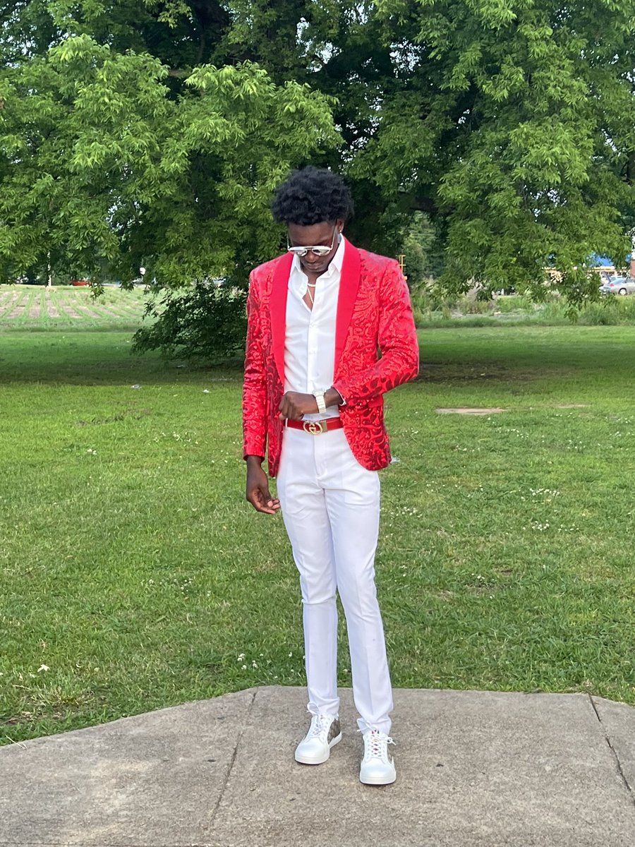McKnight_2023's tweet photo. Time is everything! Played in our Jamboree Game Today with my brothers! It wasnโt pretty but we got the โWโ! Now itโs time for us to enjoy โPromโ Night! #BigGucci #ThatDrip #footballfocus https://t.co/vn3FQQRD21