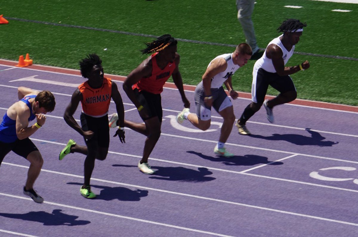 Union_Athletics's tweet photo. Your 2022 Class 6A State Champion in the 100m dash AND 200m dash is @TheJaydenRowe!  Congrats Jayden!  #hesfast🥇🥇🔥🙌 https://t.co/3tQ0SDx9K1