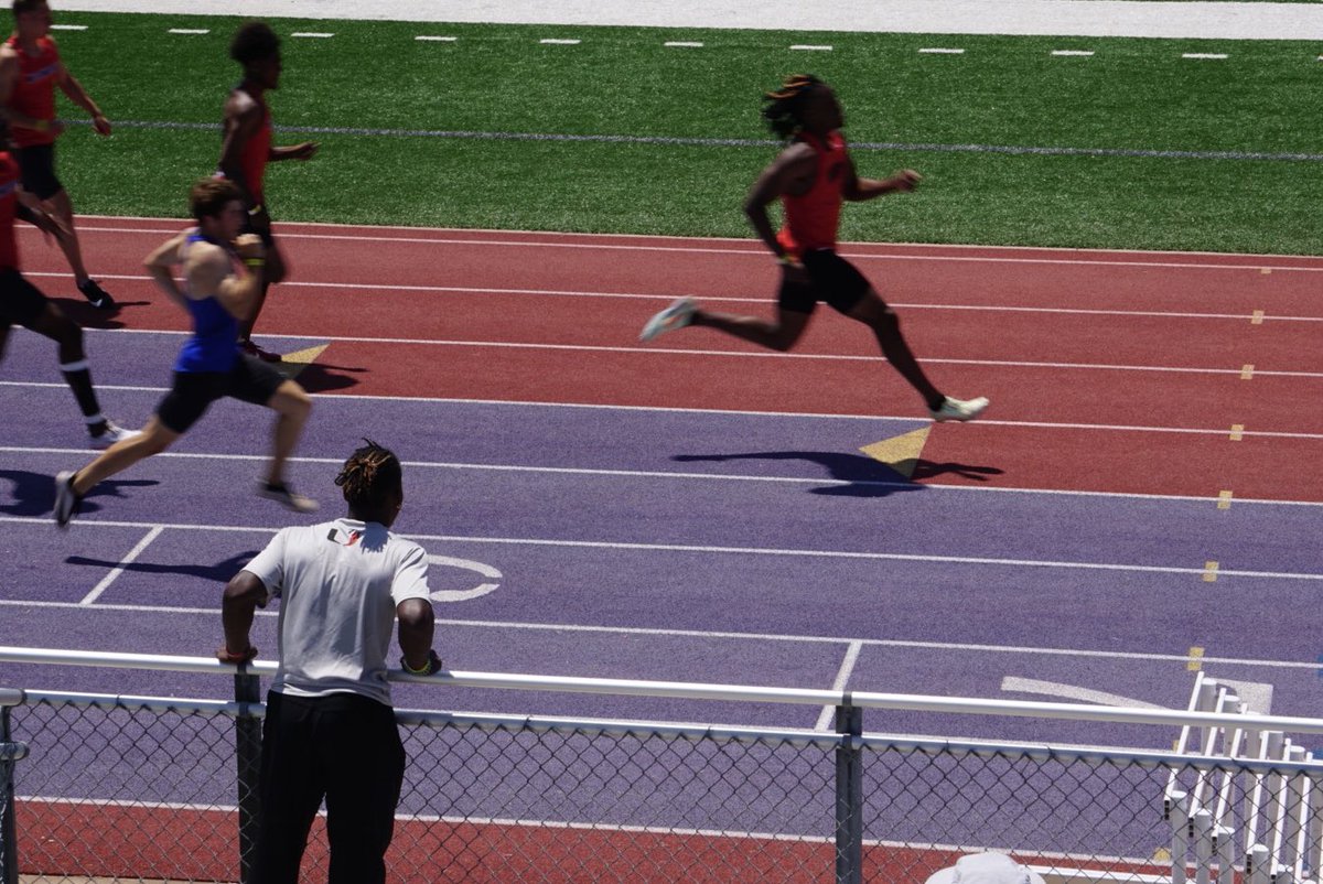 Union_Athletics's tweet photo. Your 2022 Class 6A State Champion in the 100m dash AND 200m dash is @TheJaydenRowe!  Congrats Jayden!  #hesfast🥇🥇🔥🙌 https://t.co/3tQ0SDx9K1