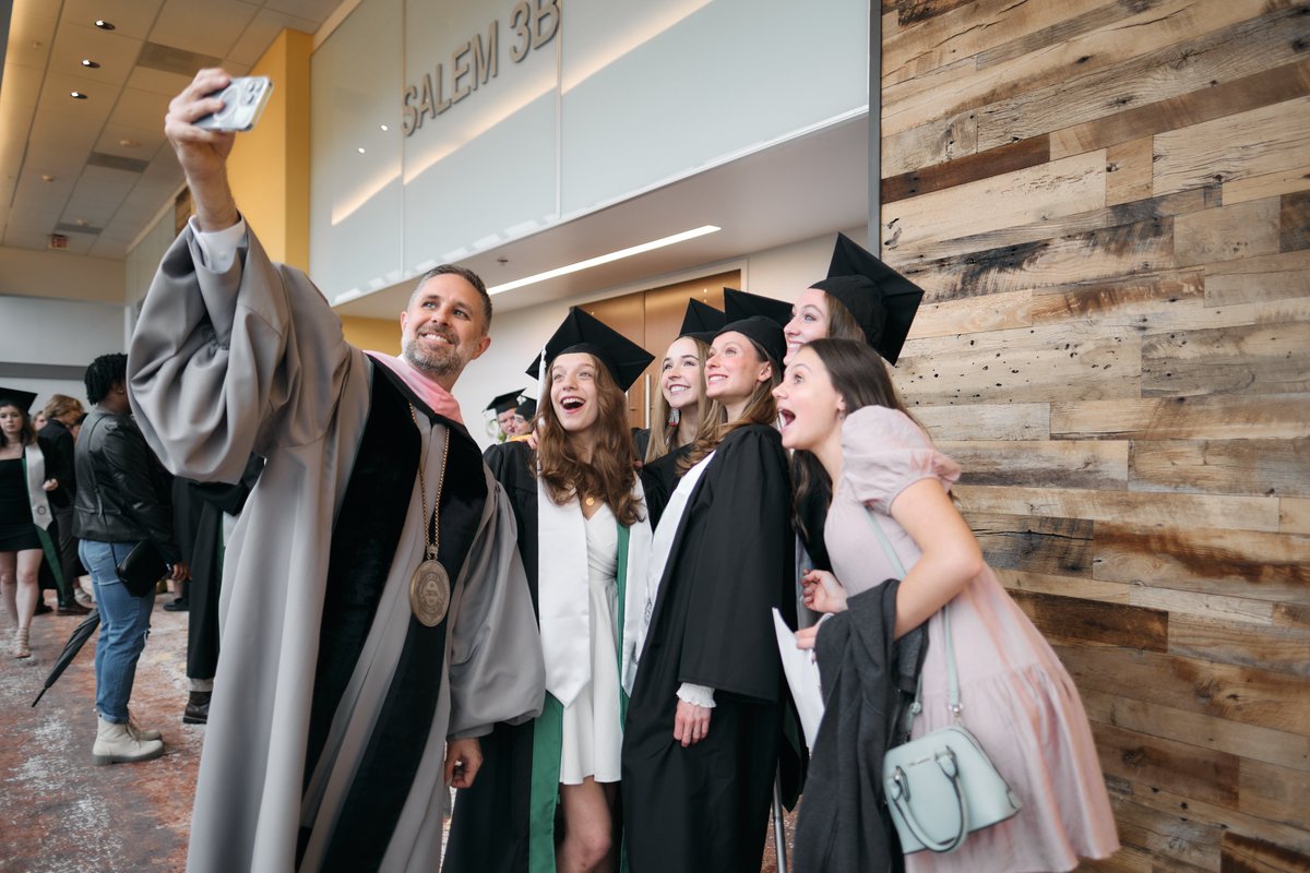 UNCSchoolofArts's tweet photo. Congratulations to the UNCSA High School Class of 2022! 🎉

#UNCSAgrad #poweringcreativity https://t.co/qHYKtBu9Z6