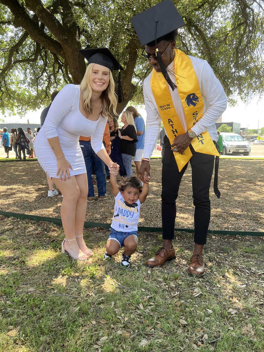 andrenorman21's tweet photo. “My mommy and daddy did it and they did it for me”❤️ Officially a graduate with a bachelors in Kinesiology and Sports Studies🎓 https://t.co/O4KCwk6WZ4
