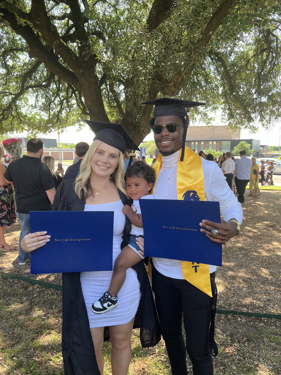 andrenorman21's tweet photo. “My mommy and daddy did it and they did it for me”❤️ Officially a graduate with a bachelors in Kinesiology and Sports Studies🎓 https://t.co/O4KCwk6WZ4
