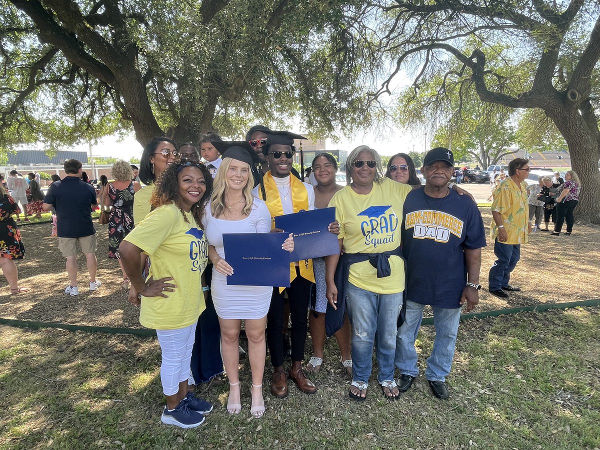 andrenorman21's tweet photo. “My mommy and daddy did it and they did it for me”❤️ Officially a graduate with a bachelors in Kinesiology and Sports Studies🎓 https://t.co/O4KCwk6WZ4