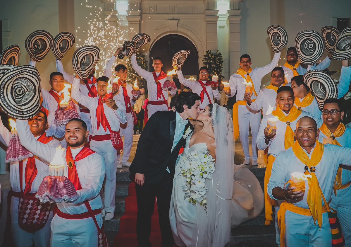 Carnaval_SA's tweet photo. ¡QUE VIVA EL AMOR!🤍.
Entre velas y tambores, nuestra Reina del Carnaval de Barranquilla 2015 @CristyFelfle  contrajo matrimonio con el barranquillero Juan Pablo Zambrano👰‍♀️🤵. https://t.co/oAOaggQTWq