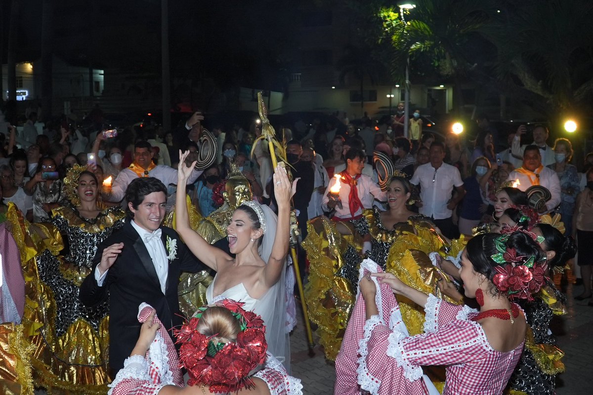 Carnaval_SA's tweet photo. ¡QUE VIVA EL AMOR!🤍.
Entre velas y tambores, nuestra Reina del Carnaval de Barranquilla 2015 @CristyFelfle  contrajo matrimonio con el barranquillero Juan Pablo Zambrano👰‍♀️🤵. https://t.co/oAOaggQTWq