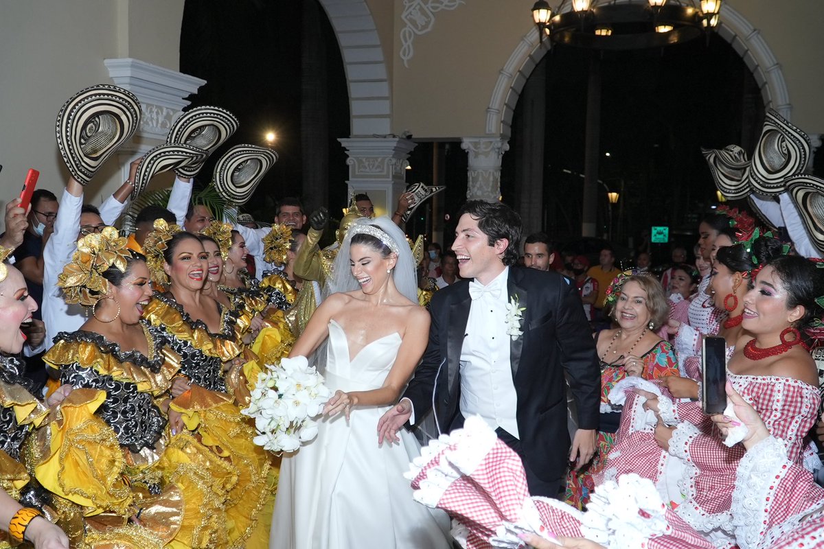 Carnaval_SA's tweet photo. ¡QUE VIVA EL AMOR!🤍.
Entre velas y tambores, nuestra Reina del Carnaval de Barranquilla 2015 @CristyFelfle  contrajo matrimonio con el barranquillero Juan Pablo Zambrano👰‍♀️🤵. https://t.co/oAOaggQTWq