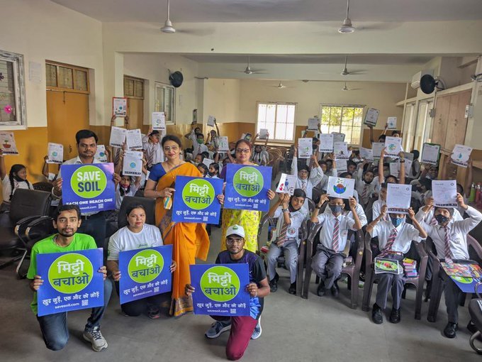 Anjali08231's tweet photo. माननीय प्रधानमंत्री जी.. यह अद्भुत है कि इतने सारे राज्यों के नेतृत्व #SaveSoil के लिए अपना समर्थन व्यक्त कर रहे हैं और हम भारतीयों को बहुत उम्मीद है कि आप भी अपने #MannKiBaat मे इस गंभीर विषय पर अपना विचार अवश्य रखेंगे।
धन्यवाद.. 🙏🏻🌱😌 आओ मिट्टी बचाएं #SaveSoil @cpsavesoil 🌎 https://t.co/0SvLQHbuXI