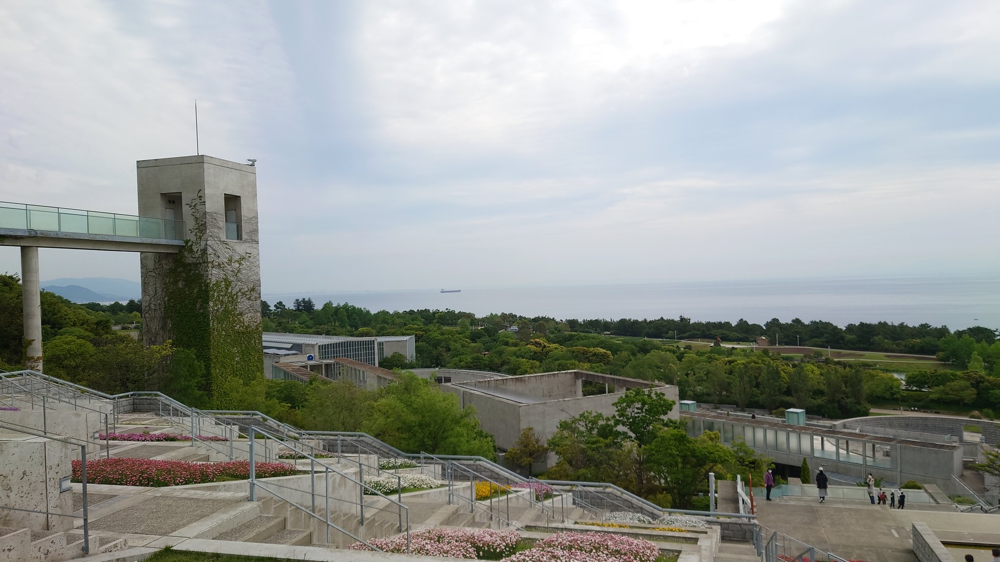 ハッシー ワクチン三回目接種済み 淡路国営明石海峡公園続き 出口向かう途中ニワトリの巨大オブジェ有ったので撮影し出口向かう 淡路夢舞台と国営明石海峡公園報告終わる 淡路国営明石海峡公園 淡路島 T Co Pet6oz5biy Twitter