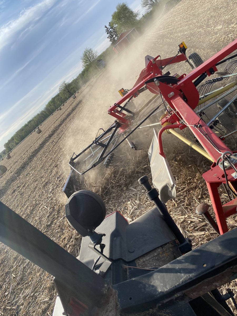 jakemanthomson's tweet photo. Rolling up some extra bedding before the rain comes #ontag @NewHollandAG new baler dialled in just right https://t.co/VCzZUvEGgB