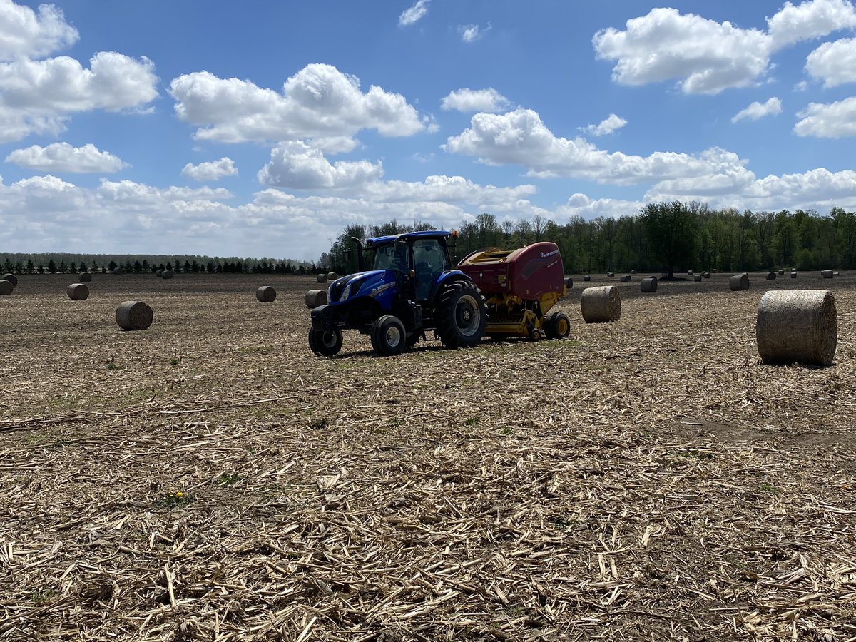 jakemanthomson's tweet photo. Rolling up some extra bedding before the rain comes #ontag @NewHollandAG new baler dialled in just right https://t.co/VCzZUvEGgB
