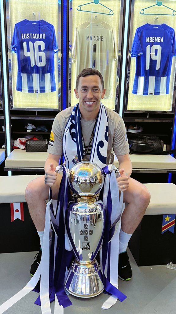MarchesinFan's tweet photo. Marchesin campeón 🏆💙

#AgustinMarchesin #Marchesin #AM1 #FCPorto #campeón #portugal https://t.co/QGwfzINXQ4