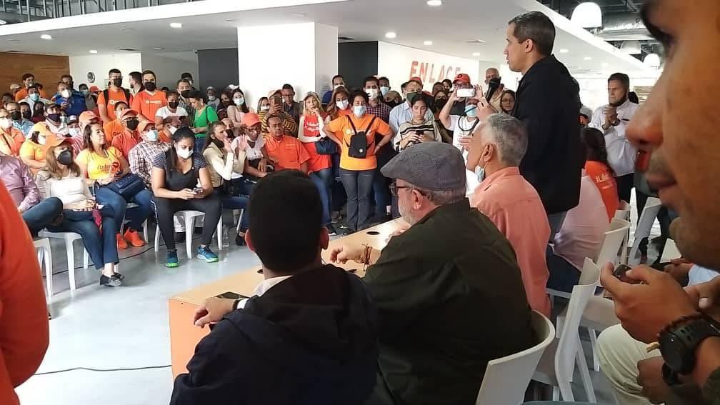 jguaido's tweet photo. Articular y fortalecer la unidad, los partidos políticos y los sectores es clave para enfrentar la dictadura.

Hoy en reunión con dirigentes Voluntad Popular reiteramos la importancia de la organización y ejercicio de la mayoría para exigir elecciones libres y justas. https://t.co/2QplzL0PjT