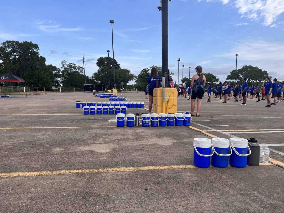 ehsbandguard's tweet photo. It’s a wrap to our May Marching Camp! Such an awesome amount of #REVIVED energy today from our students. We are incredibly excited for the future of EHS Marching Band! We can't wait to see everyone again in July for band Camp!#FirstTimeBESTtime #Excellenceisinthedetails #EsHouse https://t.co/925EAU3q7l