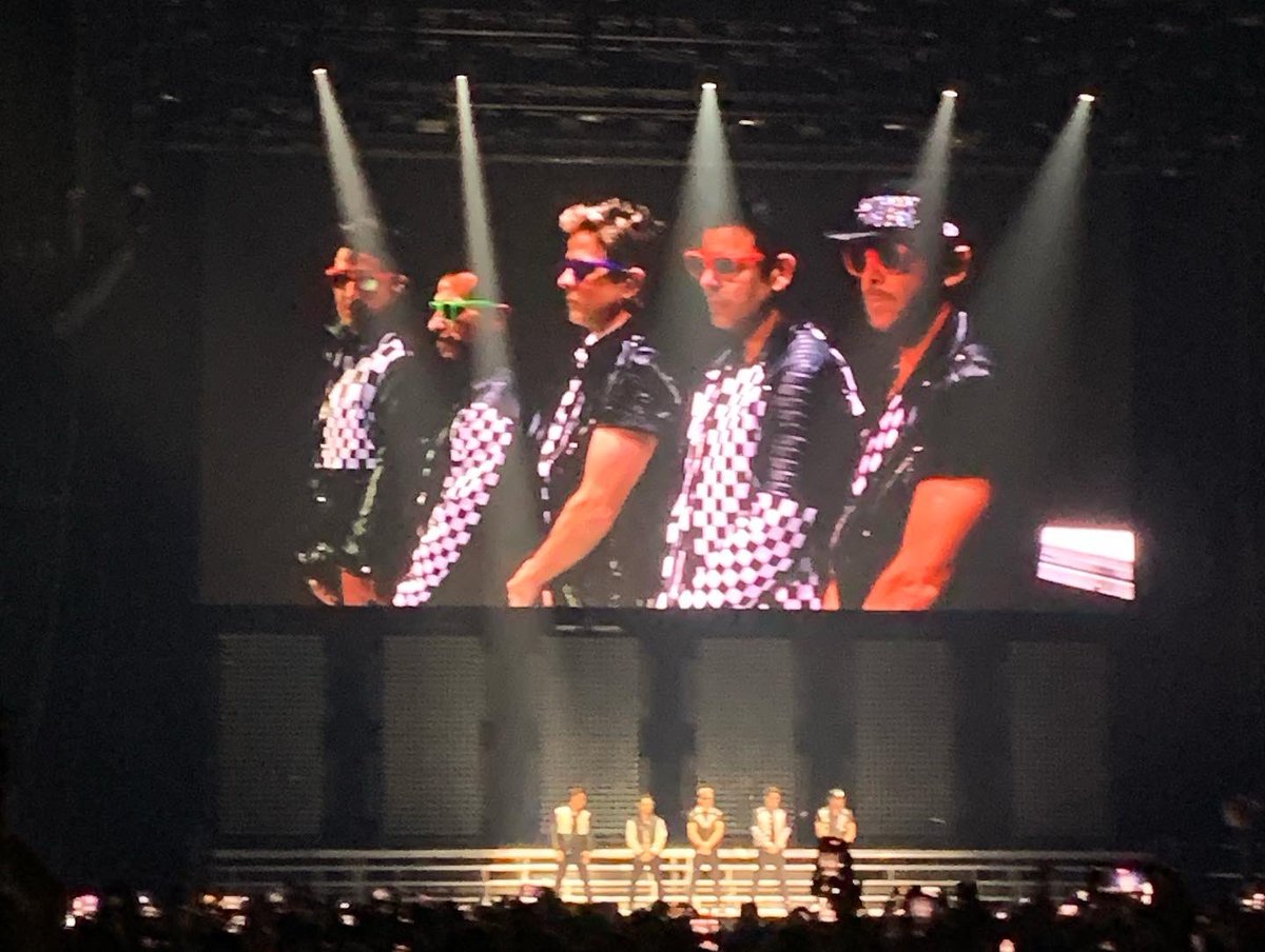 Jennifer012878's tweet photo. As long as #NKOTB keep touring me and my sisters will be there to enjoy it! Keep doing what you are doing fellas! @DonnieWahlberg @joeymcintyre @dannywood #NKOTBMixtapeTour @BrdgstoneArena https://t.co/pljIa0of7u