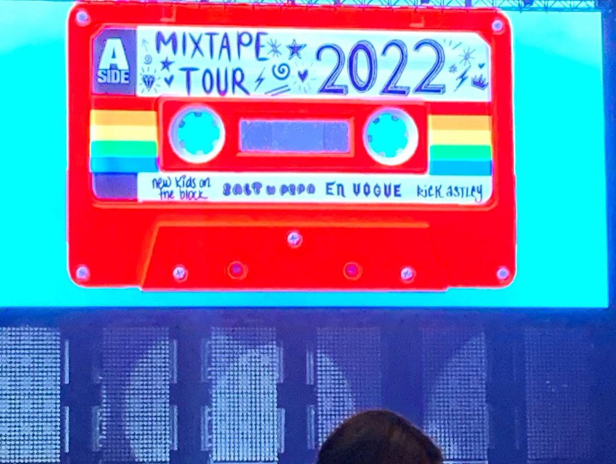 Jennifer012878's tweet photo. As long as #NKOTB keep touring me and my sisters will be there to enjoy it! Keep doing what you are doing fellas! @DonnieWahlberg @joeymcintyre @dannywood #NKOTBMixtapeTour @BrdgstoneArena https://t.co/pljIa0of7u