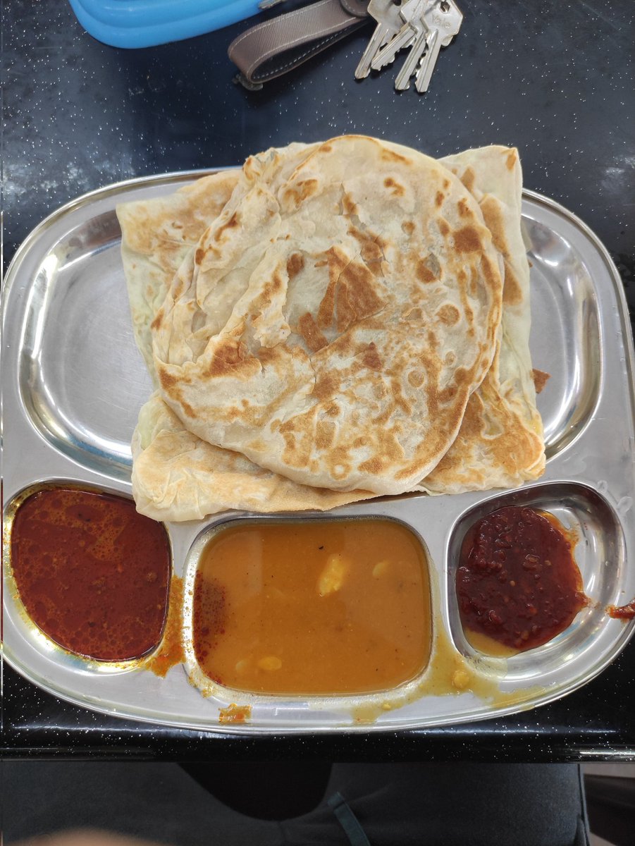 ngidamMY's tweet photo. I'm curious 🤔

How's your plate placement when eating roti dekat mamak? 

RT if you eat it like in the left pic, LIKE if you eat it like in the right pic https://t.co/OgMffDlYax