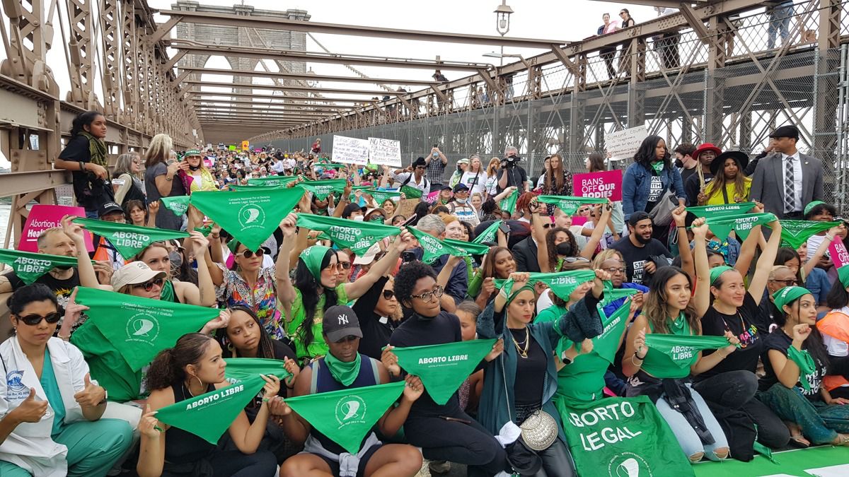 #EstadosUnidos  Pañuelazo en el puente de Brooklyn.
La marea verde, de sur a norte en defensa del derecho al aborto.
#BansOffOurBodies 💚💚💚
