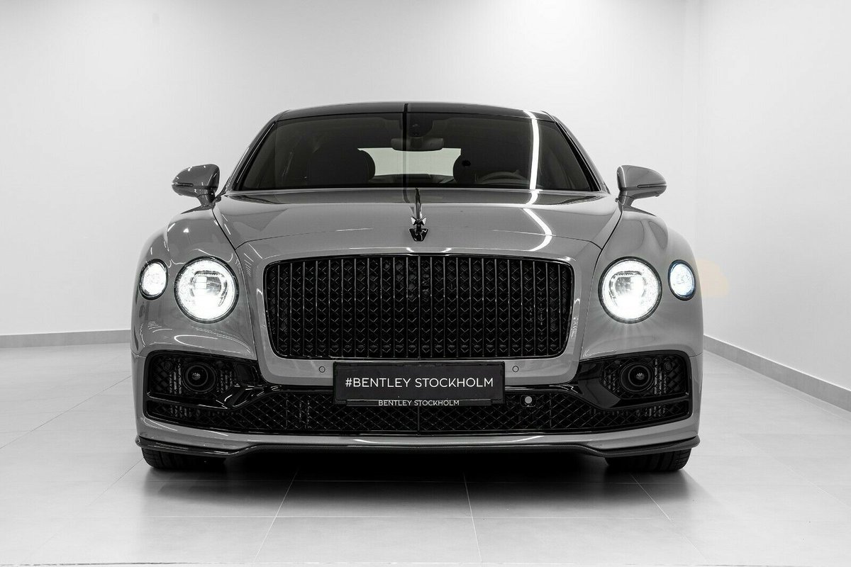Can't go wrong with grey + black.

Quartzite grey over Beluga Black Flying Spur. Mulliner spec.
