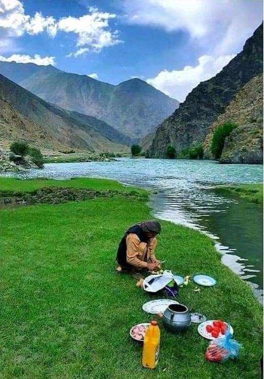 ArianaNews_'s tweet photo. تصویر از ولسوالی فرخار – یک باشنده ولایت تخار در کنار آب و چمنزار در حال آمده کردن غذا.
تصویر از رسانههای اجتماعی
#ArianaNews #Afghanistan #Takhar #Farkhar https://t.co/srD6sYCcwt