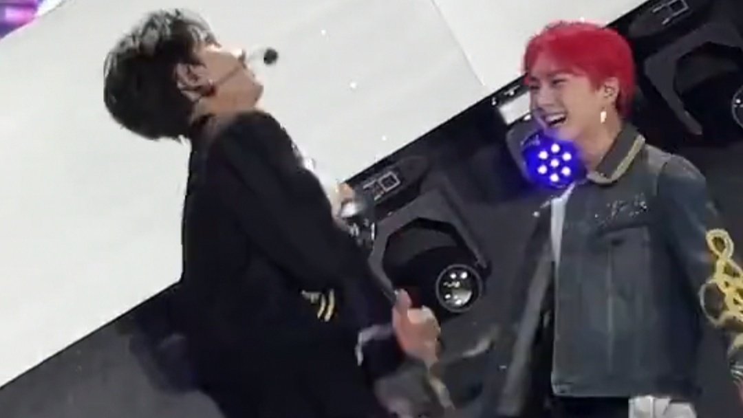 jollywonie's tweet photo. Heeseung's reaction to meow Jungwon 😭 https://t.co/ByJfm9HyA8