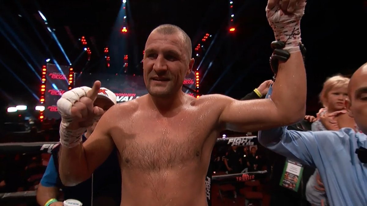 badlefthook's tweet photo. Sergey Kovalev won his cruiserweight debut, Kubrat Pulev beat Jerry Forrest, Evan Holyfield was knocked out, and more from another ... unique night of Triller boxing #KovalevPulev #PulevForrest
#TrillerVerz5 highlights and full results: https://t.co/vZkxOX8dvV https://t.co/HjEhOP09j3