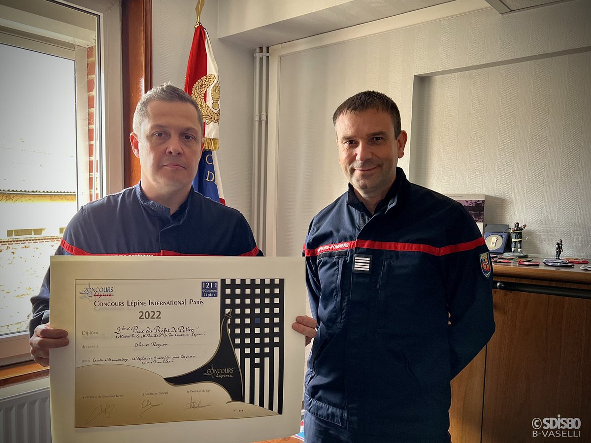 sdis80's tweet photo. Olivier ROGNON 👨🏼‍🚒 de la Somme a été reçu et félicité par le colonel Stéphane Contal directeur Départemental et chef de corps.

Il a obtenu la médaille d’or du Préfet de police et la médaille de bronze de la société française de médecine pour son dispositif d'extraction rapide. https://t.co/Ywrh6l0Nq0