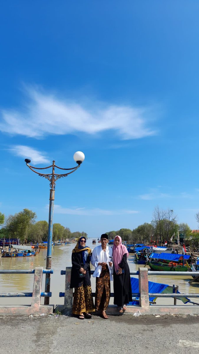 Numpang nampang pada para peziarah Mbah Muzakkir rakhimahulloh di pantai Morosari Sajung Demak. Langit biru bersih perahu berjajar menunggu carteran, sayangnya sungai menguning keruh membawa sampah kampung, jalan sempit meski jembatan lebar.