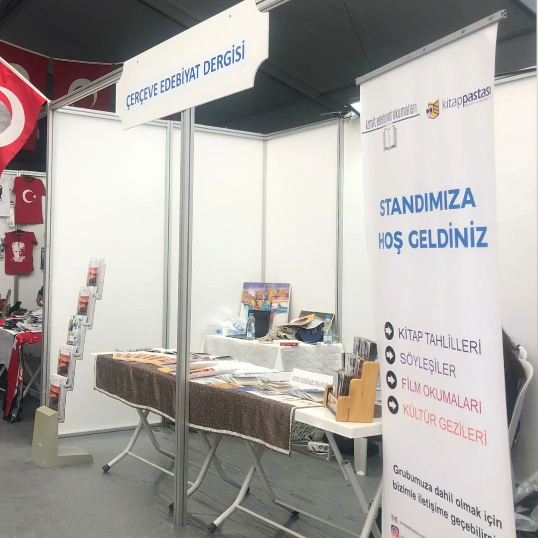 KitapPastasi's tweet photo. Çerçeve Edebiyat Dergisi başlığı ile Kitap Fuarında G38 nolu standtayiz. @izmit_edebiyat kısa sürede bir çok genç arkadaşımızın da desteği ile çıkardıkları dergi sizleri bekliyor. Bir çok genç yeteneğin yazılarını bulabileceğiniz dergimize mutlaka göz atın. https://t.co/wGDq38gZCa
