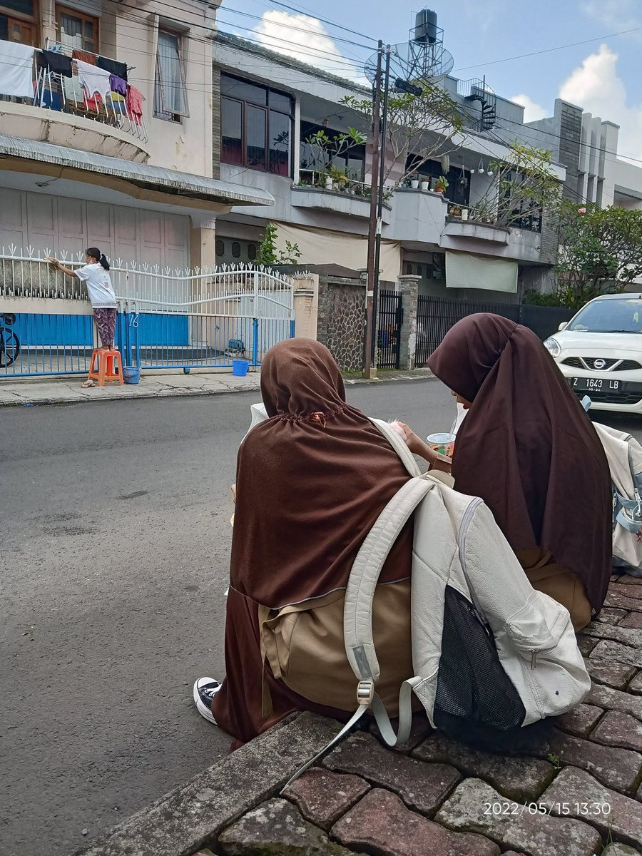 Di jajanin sama anak2 abg 😂😂😂,tuh bocah haus apa kesurupan?1 orang 2 cup...🤣🤣